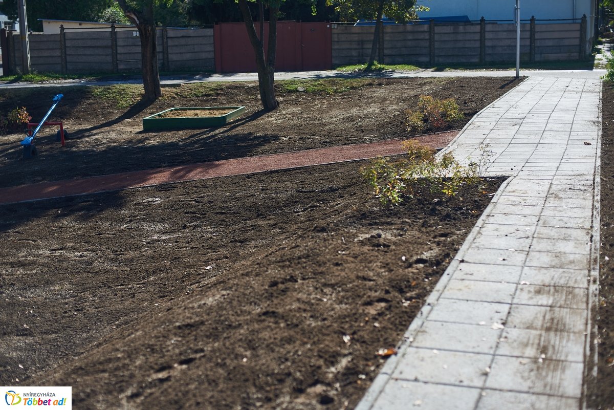 Faültetés a Vörösmarty téren