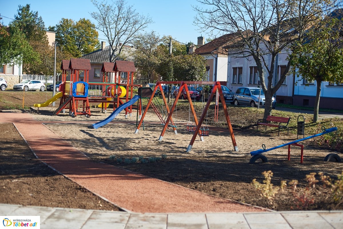 Faültetés a Vörösmarty téren