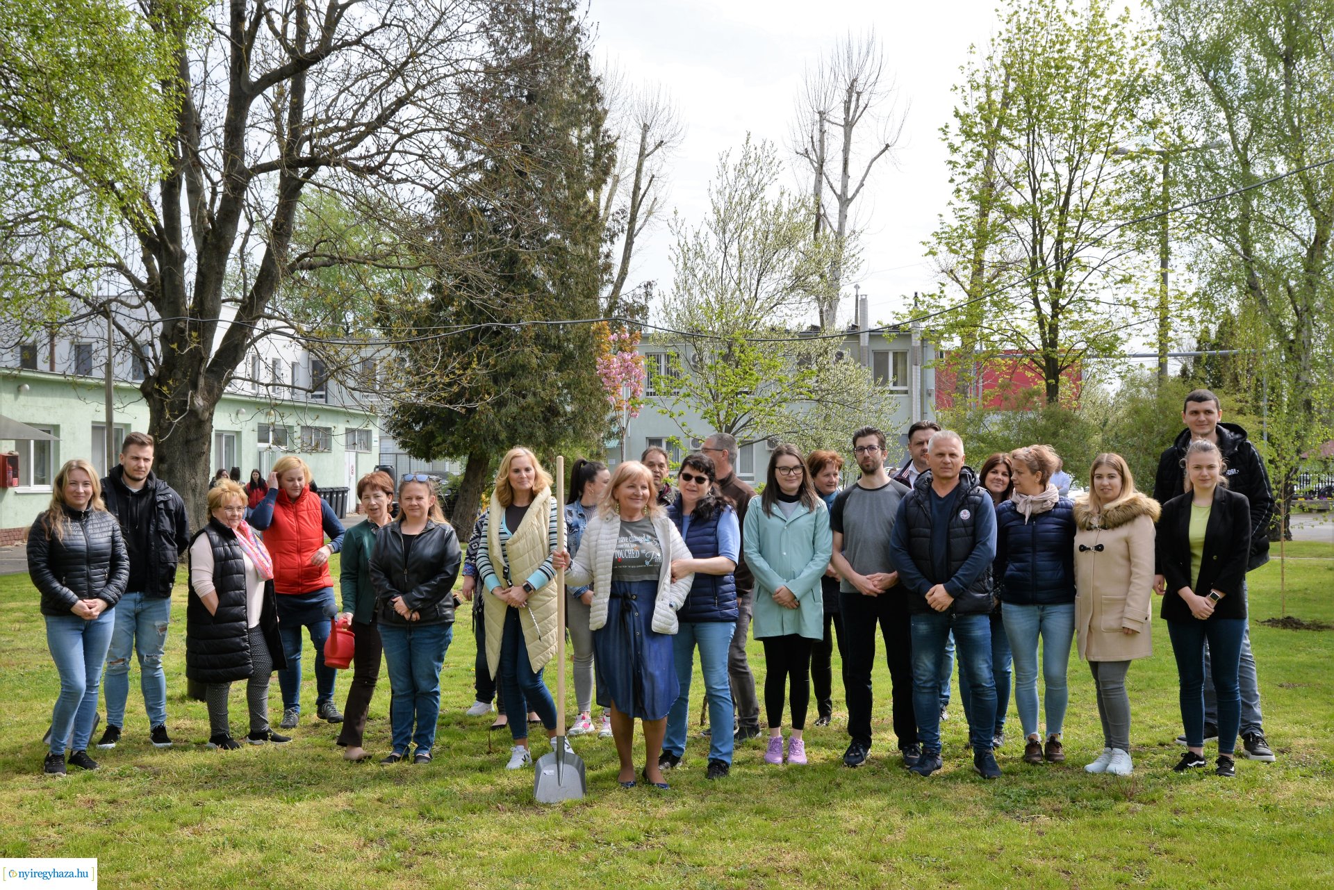 Faültetés az ÉAK Nonprofit Kft-nél a Föld napja alkalmából