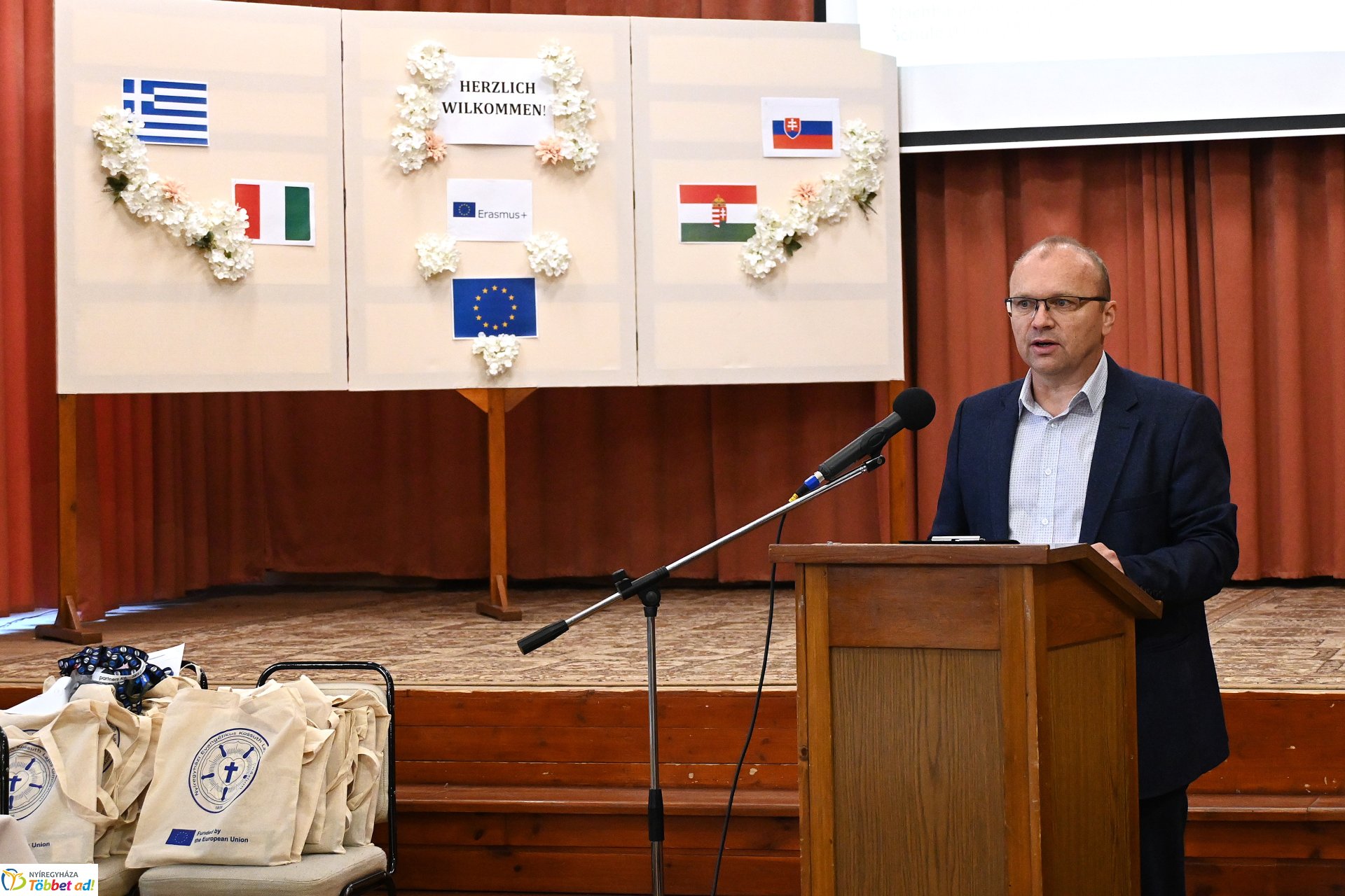 Faültetéssel kezdődött a keddi program a városunkban tartózkodó erasmusos diákoknak