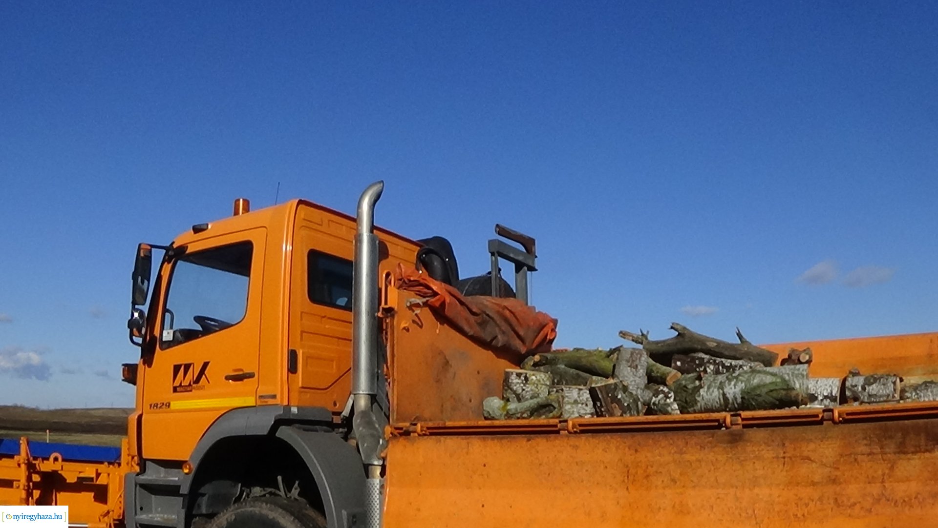 Favágási munkálatokat végez a Magyar Közút Oros külterületén 