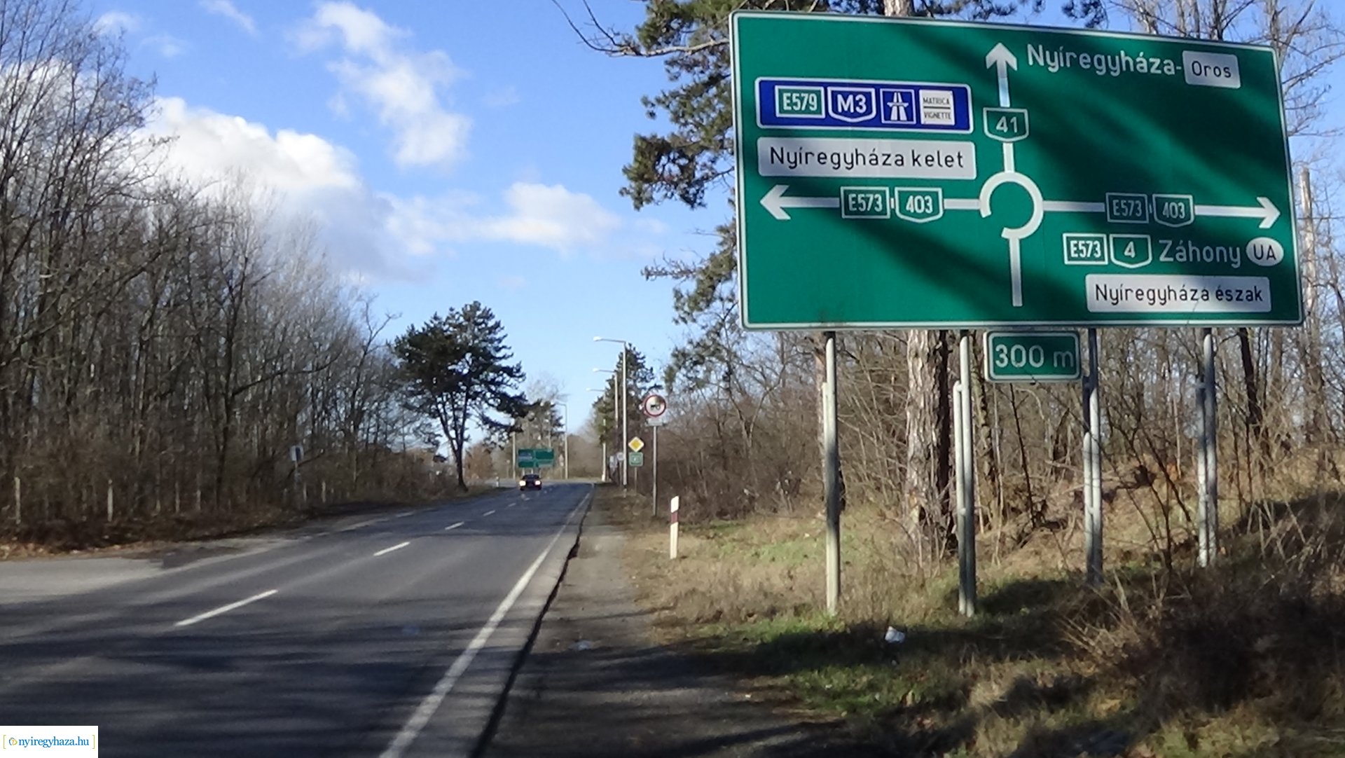 Favágási munkálatokat végez a Magyar Közút Oros külterületén 