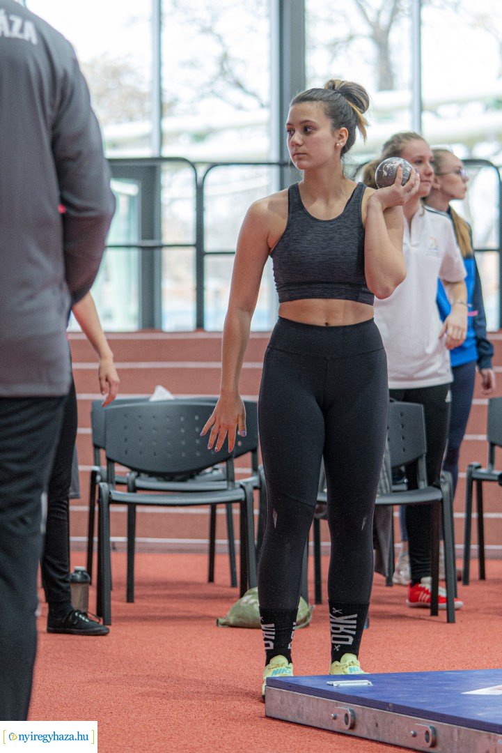 Fedett pályás atlétika verseny a Nyíregyházi Atlétikai Centrumban