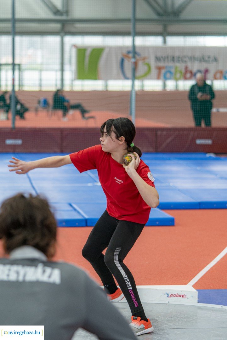 Fedett pályás atlétika verseny a Nyíregyházi Atlétikai Centrumban