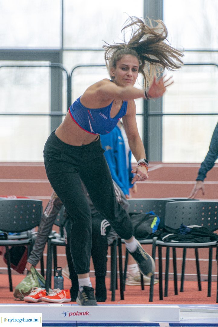 Fedett pályás atlétika verseny a Nyíregyházi Atlétikai Centrumban