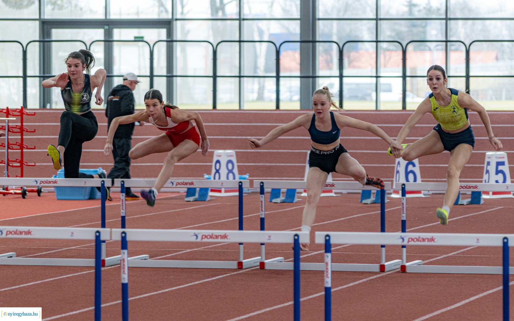 Fedett pályás atlétika verseny a Nyíregyházi Atlétikai Centrumban