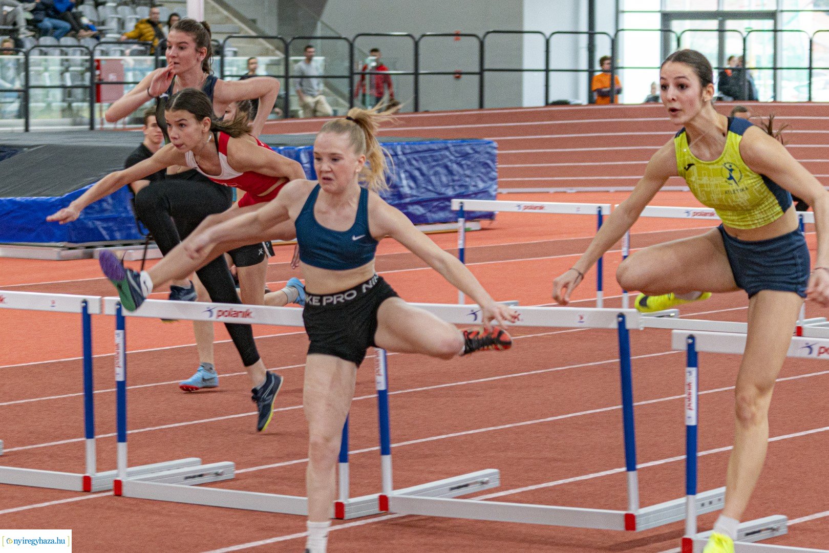 Fedett pályás atlétika verseny a Nyíregyházi Atlétikai Centrumban