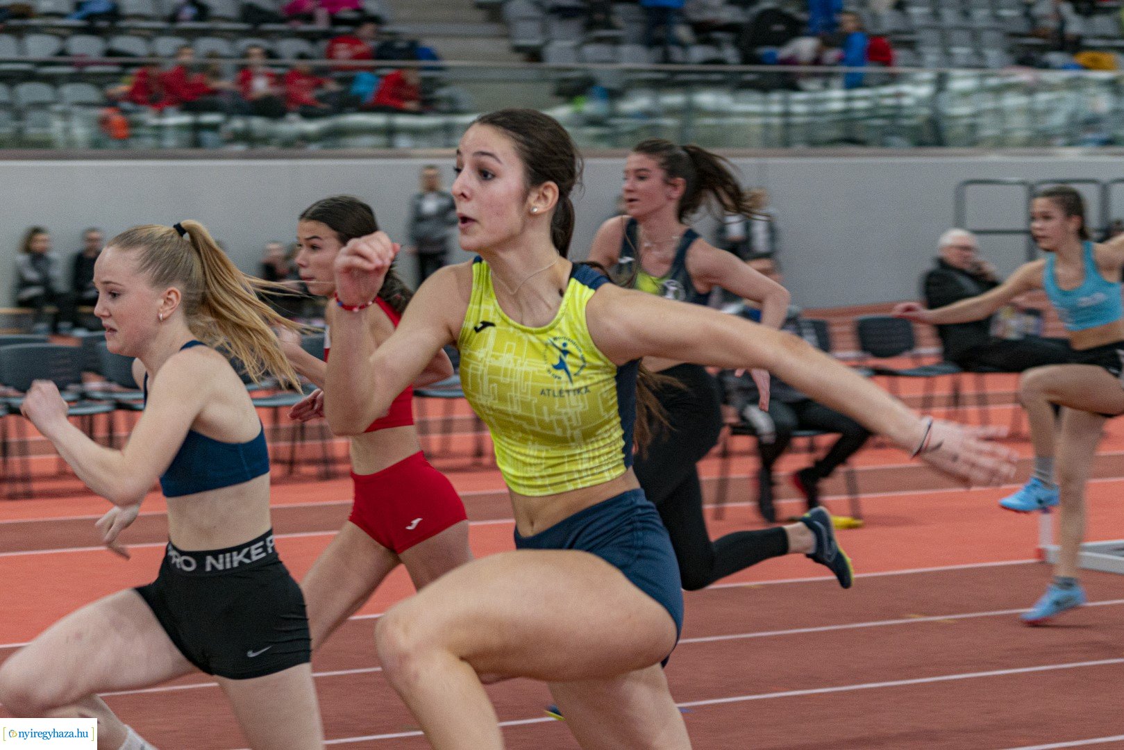 Fedett pályás atlétika verseny a Nyíregyházi Atlétikai Centrumban