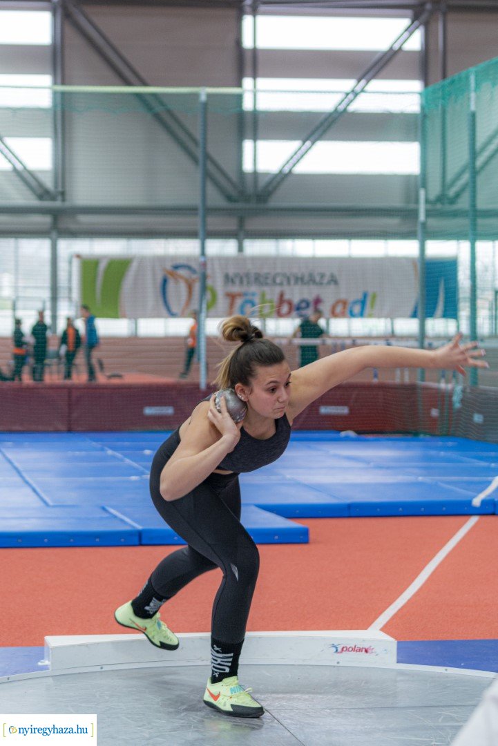 Fedett pályás atlétika verseny a Nyíregyházi Atlétikai Centrumban