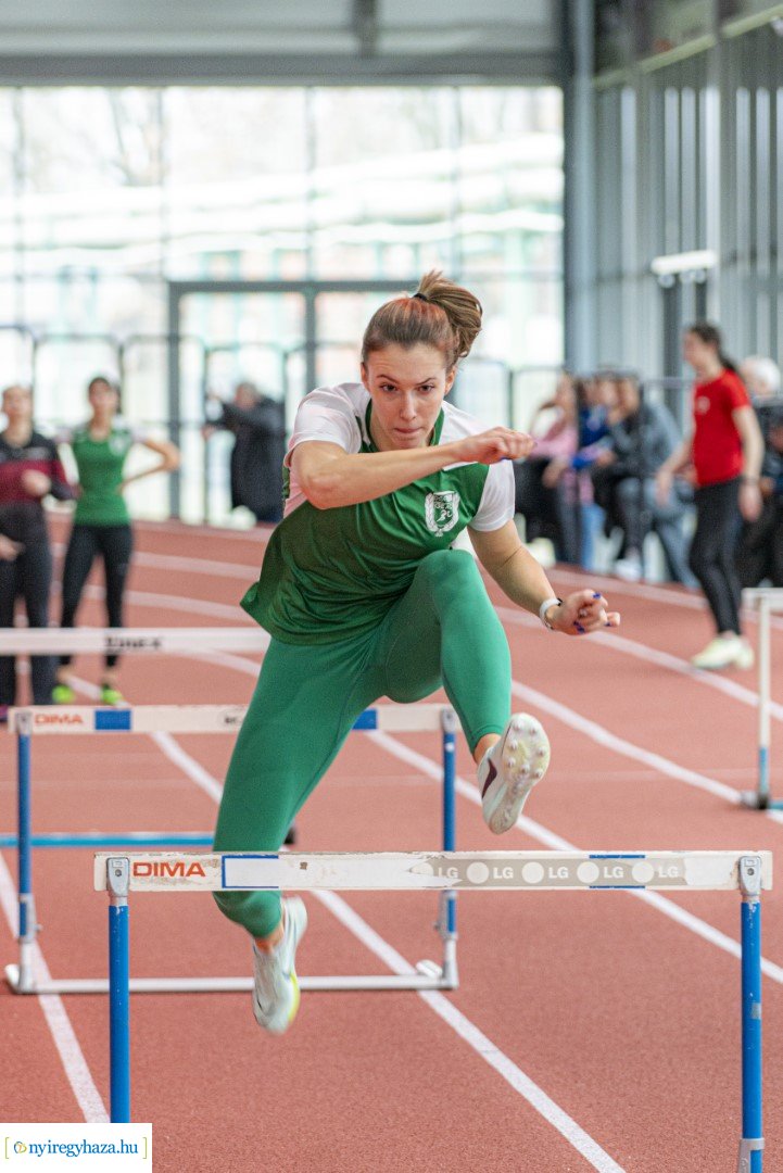 Fedett pályás atlétika verseny a Nyíregyházi Atlétikai Centrumban