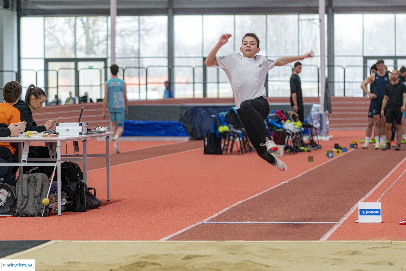 Fedett pályás atlétika verseny a Nyíregyházi Atlétikai Centrumban