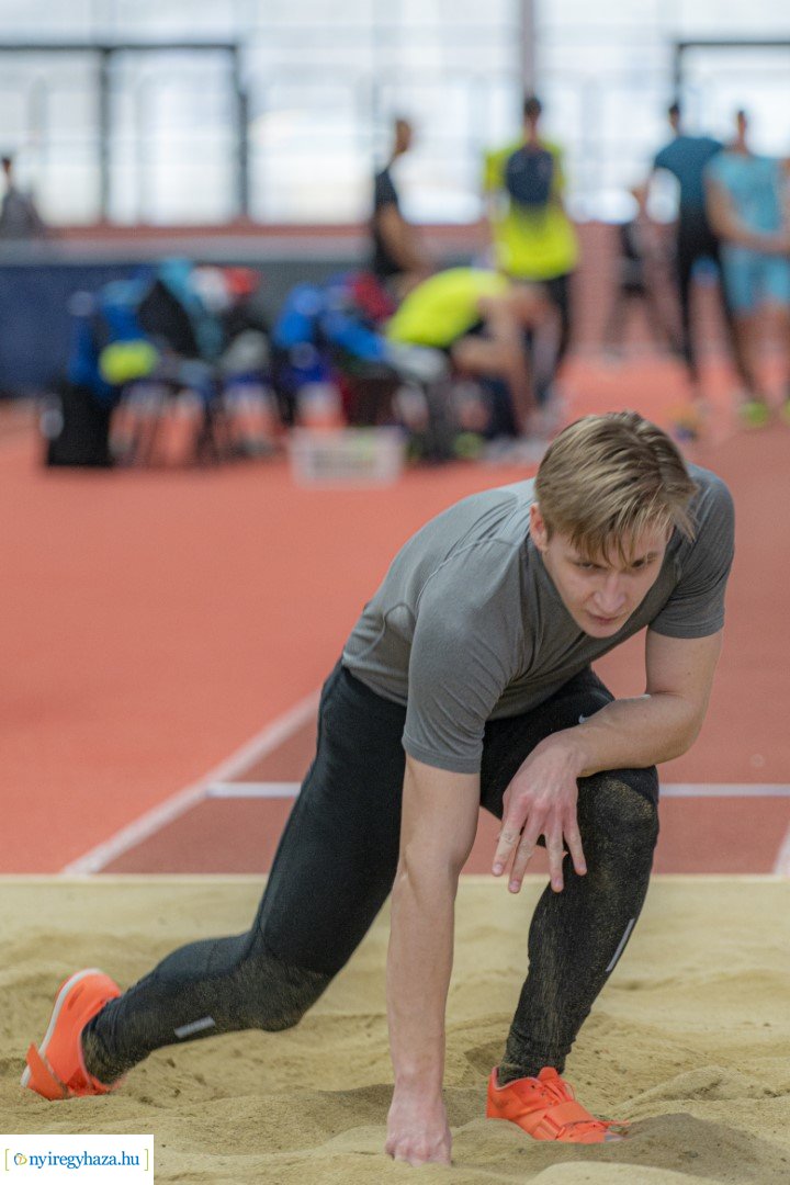 Fedett pályás atlétika verseny a Nyíregyházi Atlétikai Centrumban