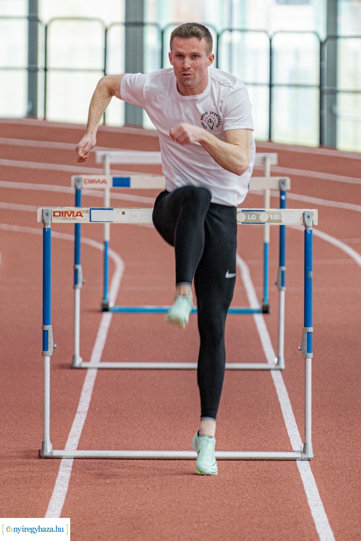 Fedett pályás atlétika verseny a Nyíregyházi Atlétikai Centrumban