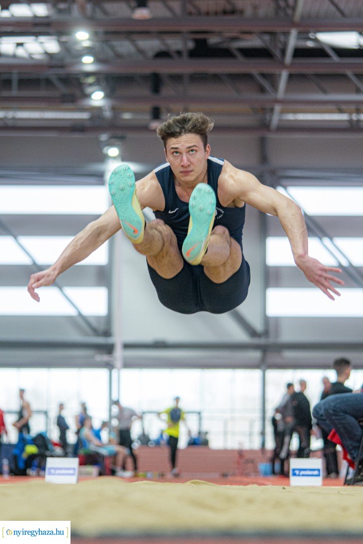 Fedett pályás atlétika verseny a Nyíregyházi Atlétikai Centrumban
