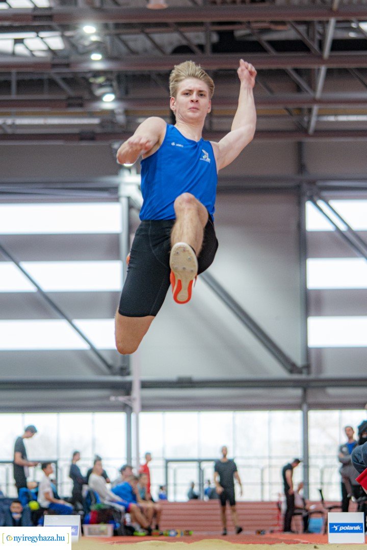 Fedett pályás atlétika verseny a Nyíregyházi Atlétikai Centrumban