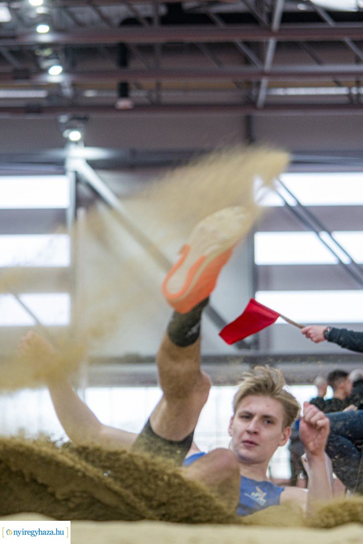 Fedett pályás atlétika verseny a Nyíregyházi Atlétikai Centrumban