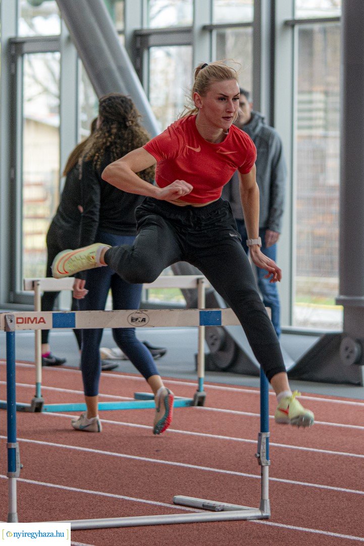 Fedett pályás atlétika verseny a Nyíregyházi Atlétikai Centrumban