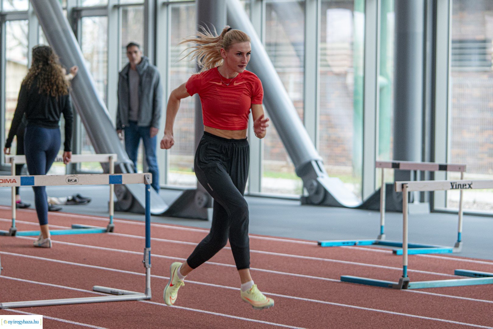 Fedett pályás atlétika verseny a Nyíregyházi Atlétikai Centrumban