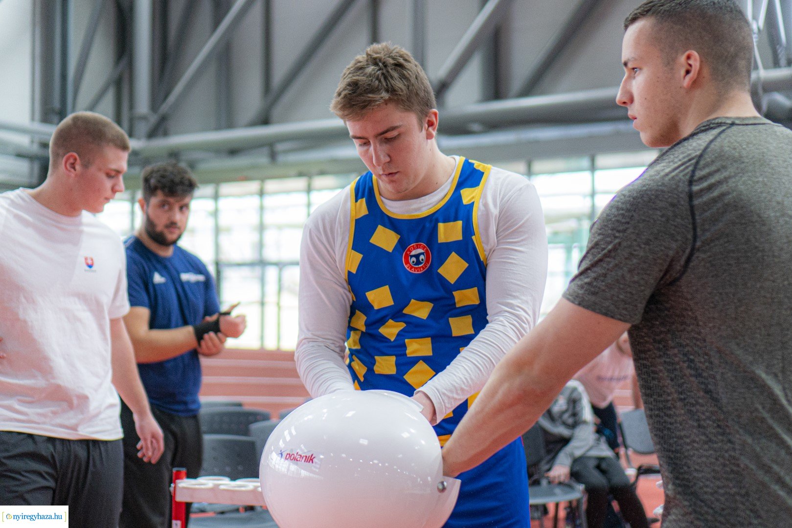 Fedett pályás atlétika verseny a Nyíregyházi Atlétikai Centrumban