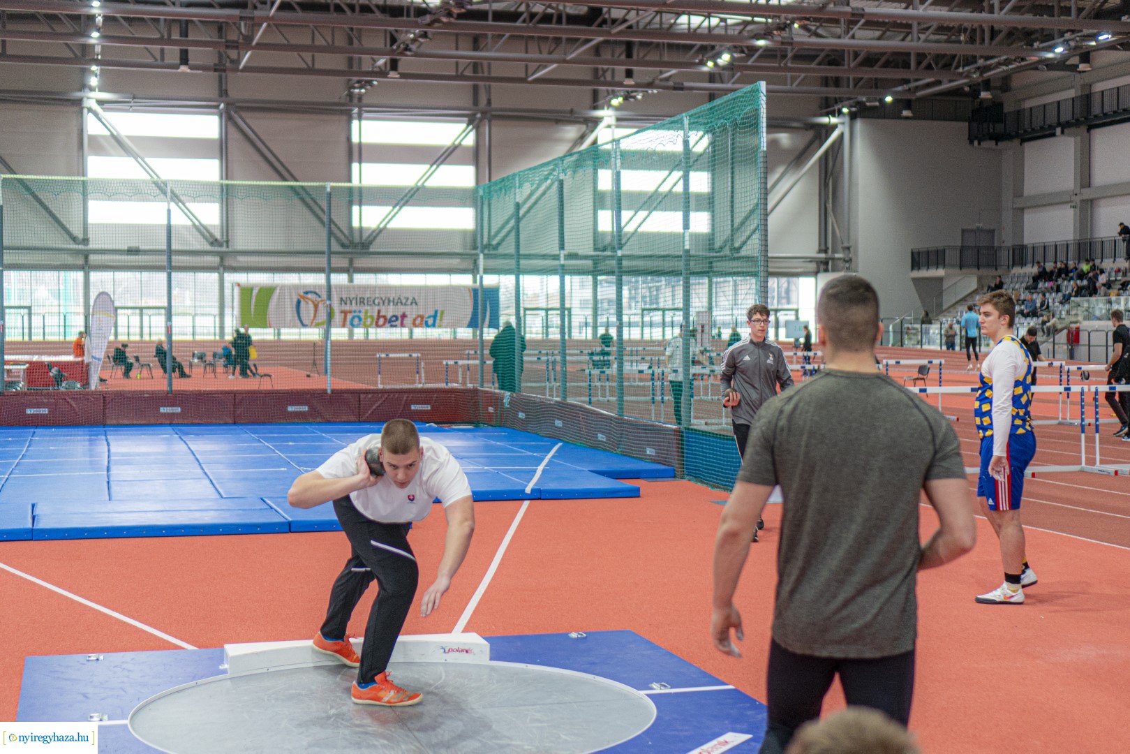 Fedett pályás atlétika verseny a Nyíregyházi Atlétikai Centrumban