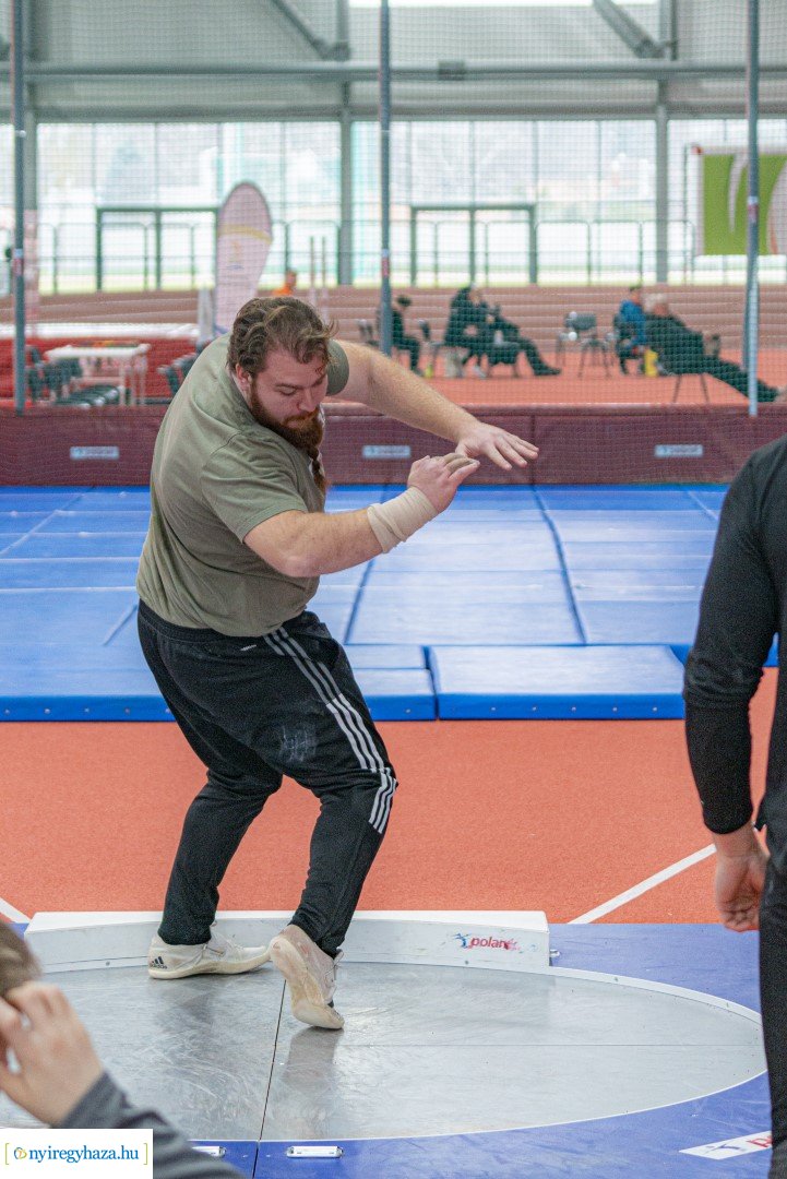 Fedett pályás atlétika verseny a Nyíregyházi Atlétikai Centrumban