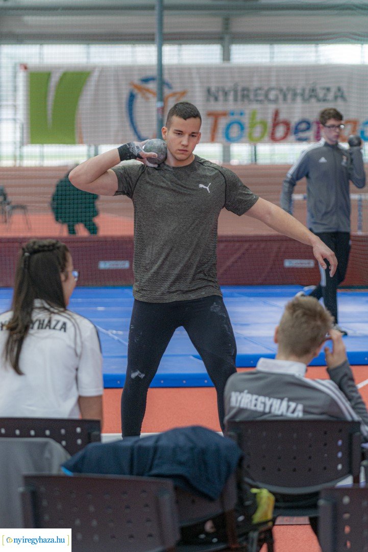 Fedett pályás atlétika verseny a Nyíregyházi Atlétikai Centrumban