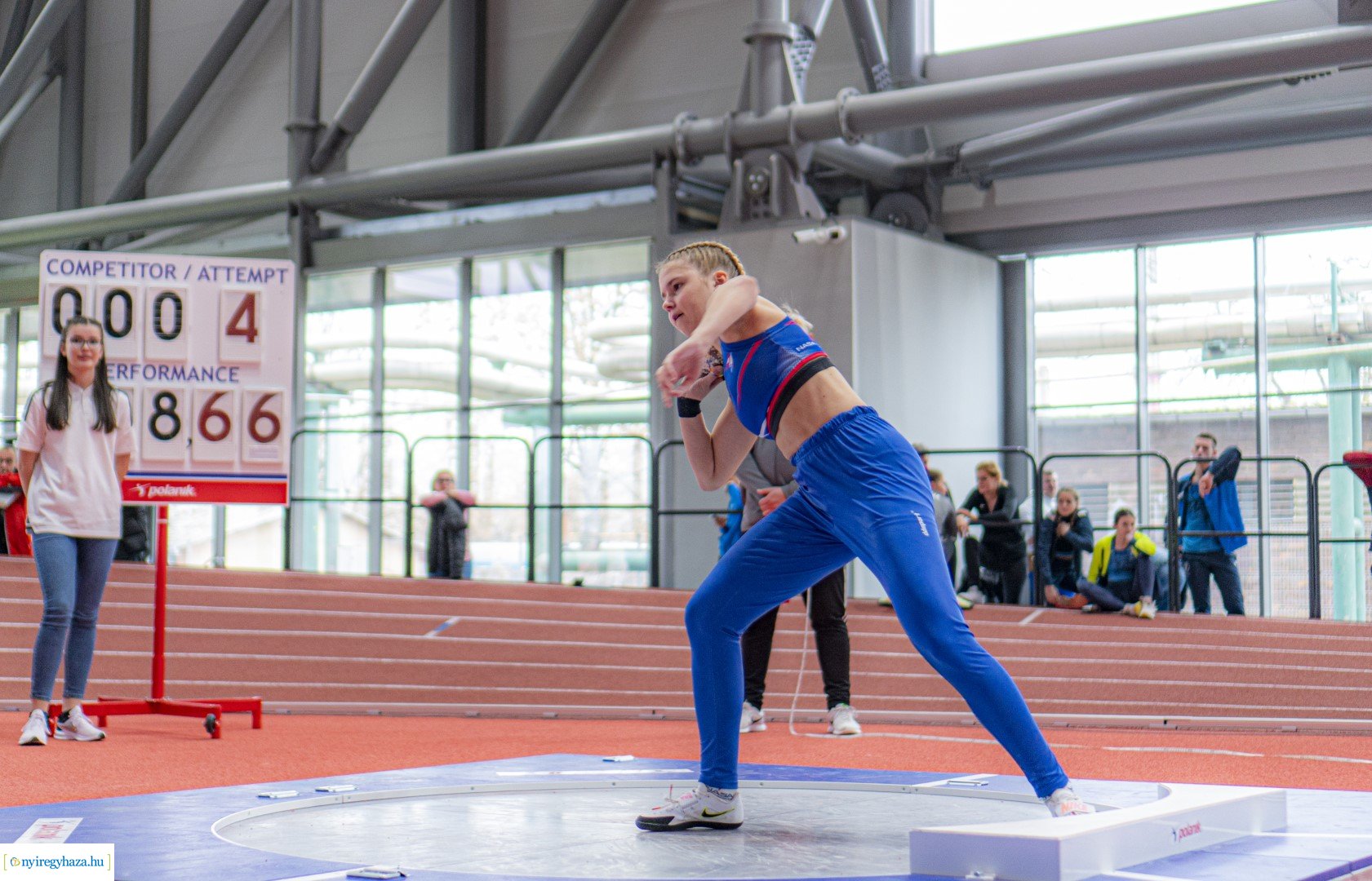 Fedett pályás atlétika verseny a Nyíregyházi Atlétikai Centrumban