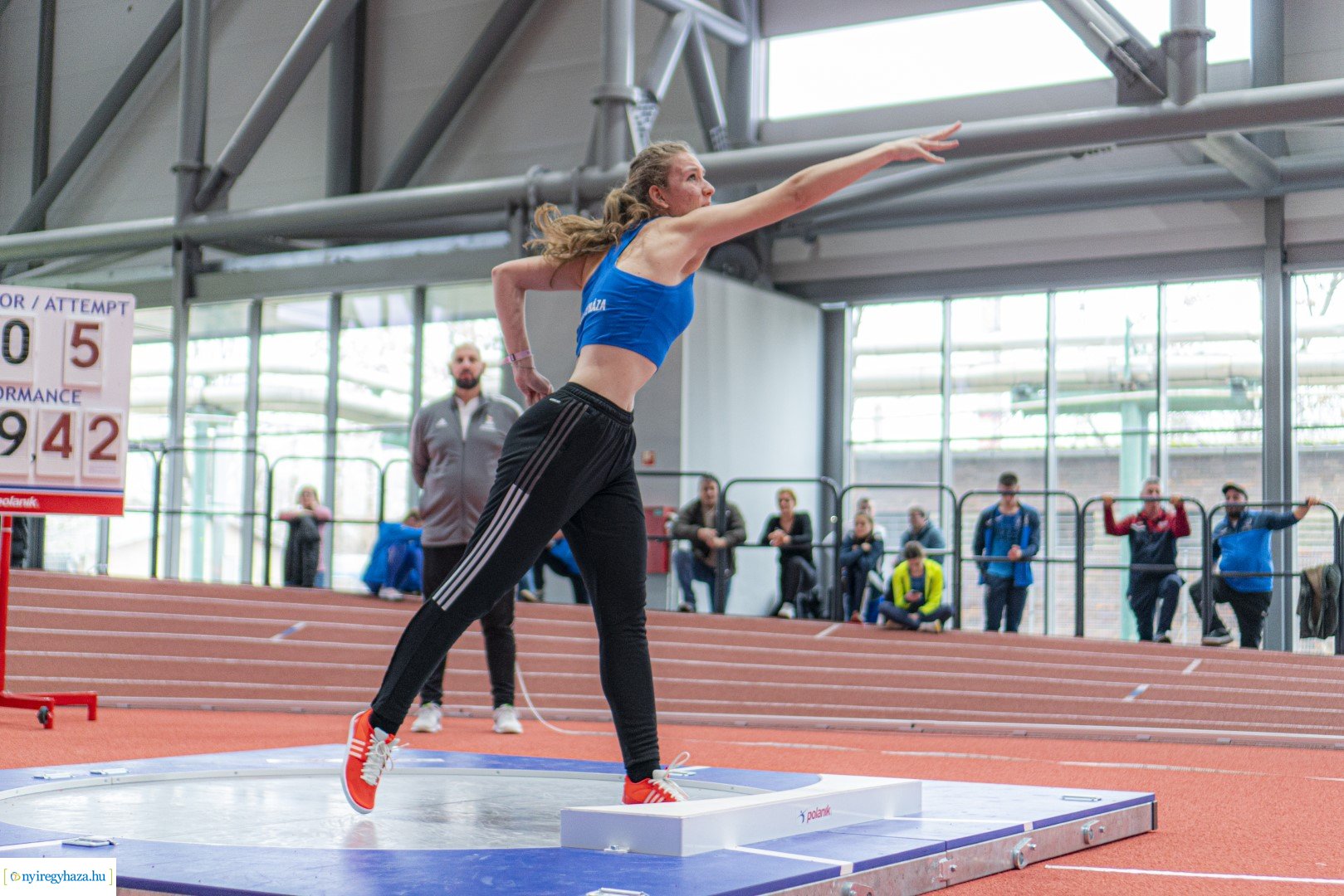 Fedett pályás atlétika verseny a Nyíregyházi Atlétikai Centrumban