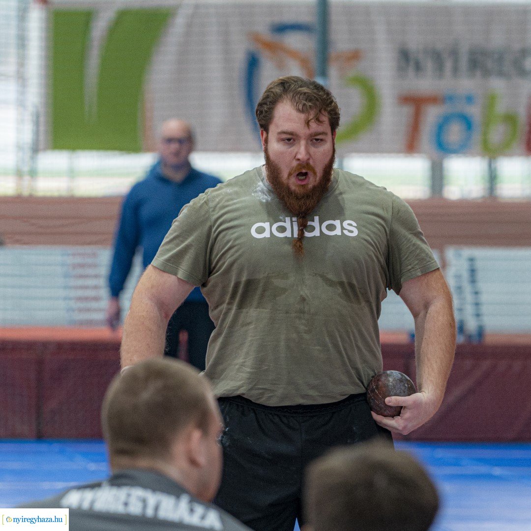 Fedett pályás atlétika verseny a Nyíregyházi Atlétikai Centrumban