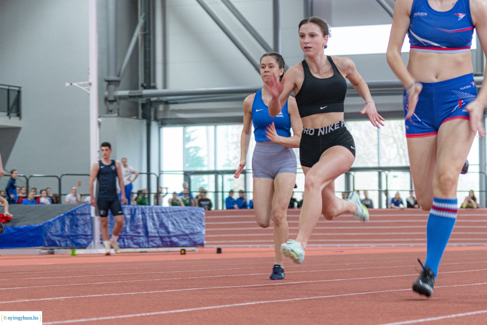 Fedett pályás atlétika verseny a Nyíregyházi Atlétikai Centrumban