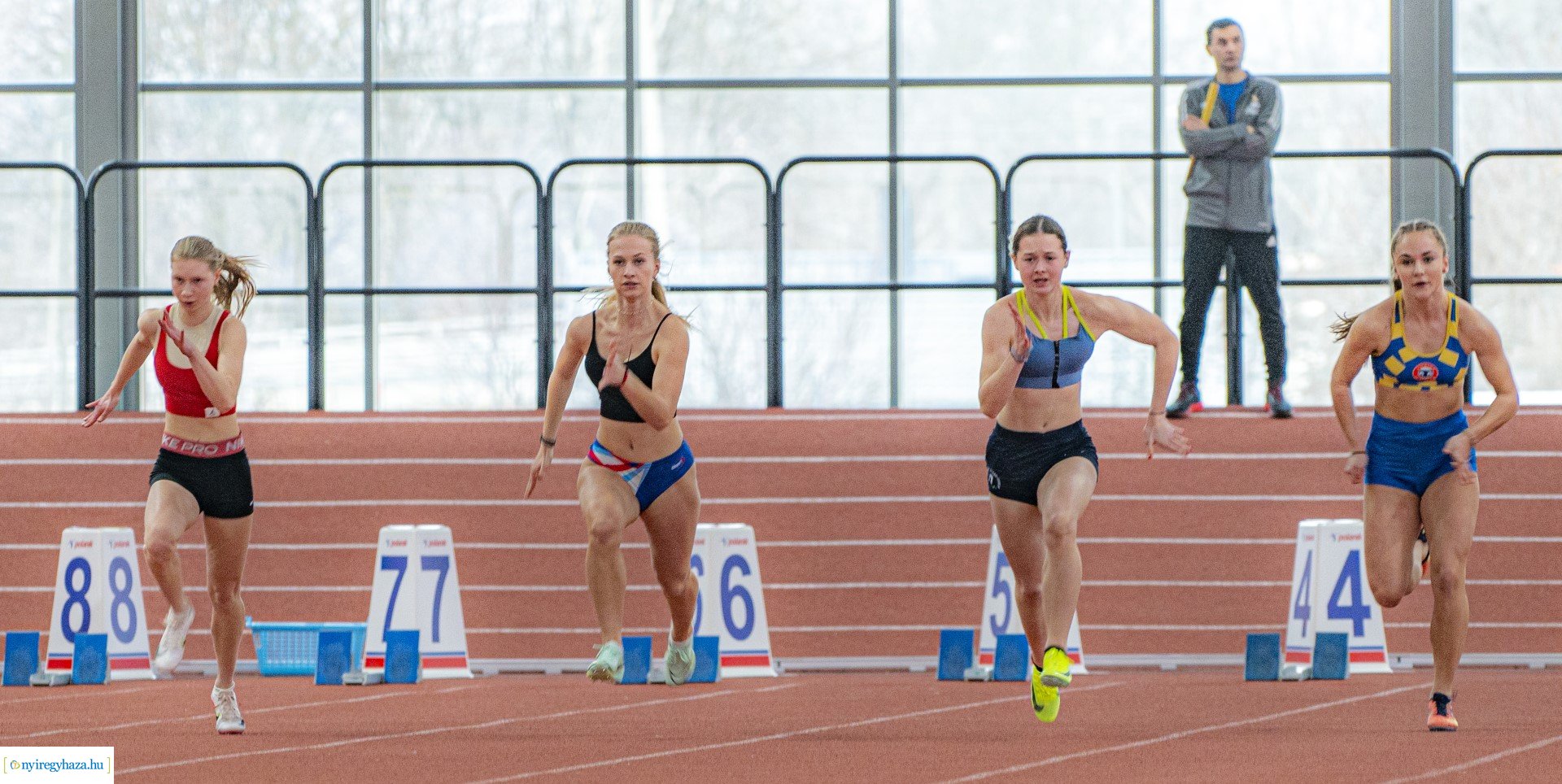 Fedett pályás atlétika verseny a Nyíregyházi Atlétikai Centrumban