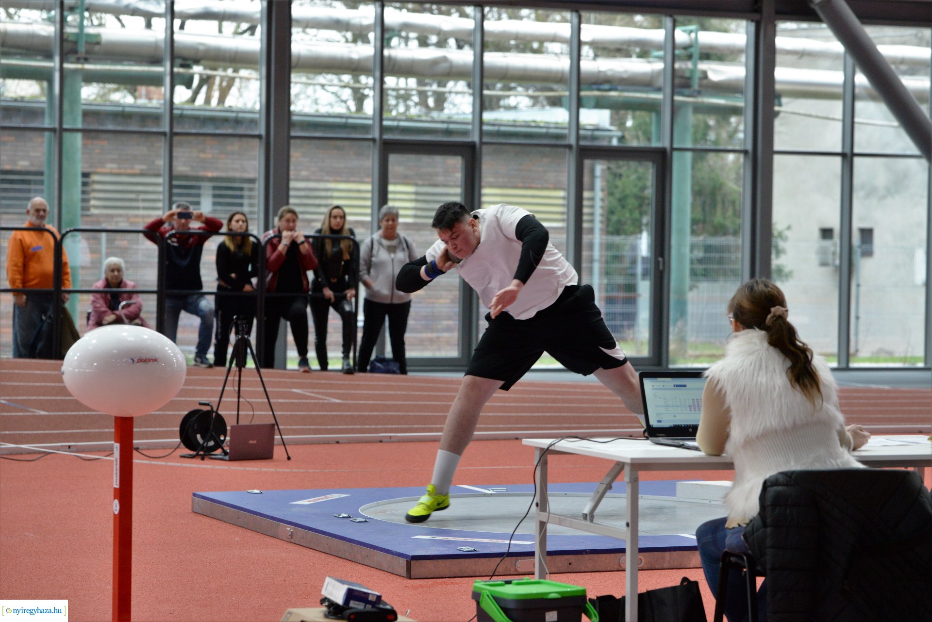 Fedettpályás atlétikai verseny 2023