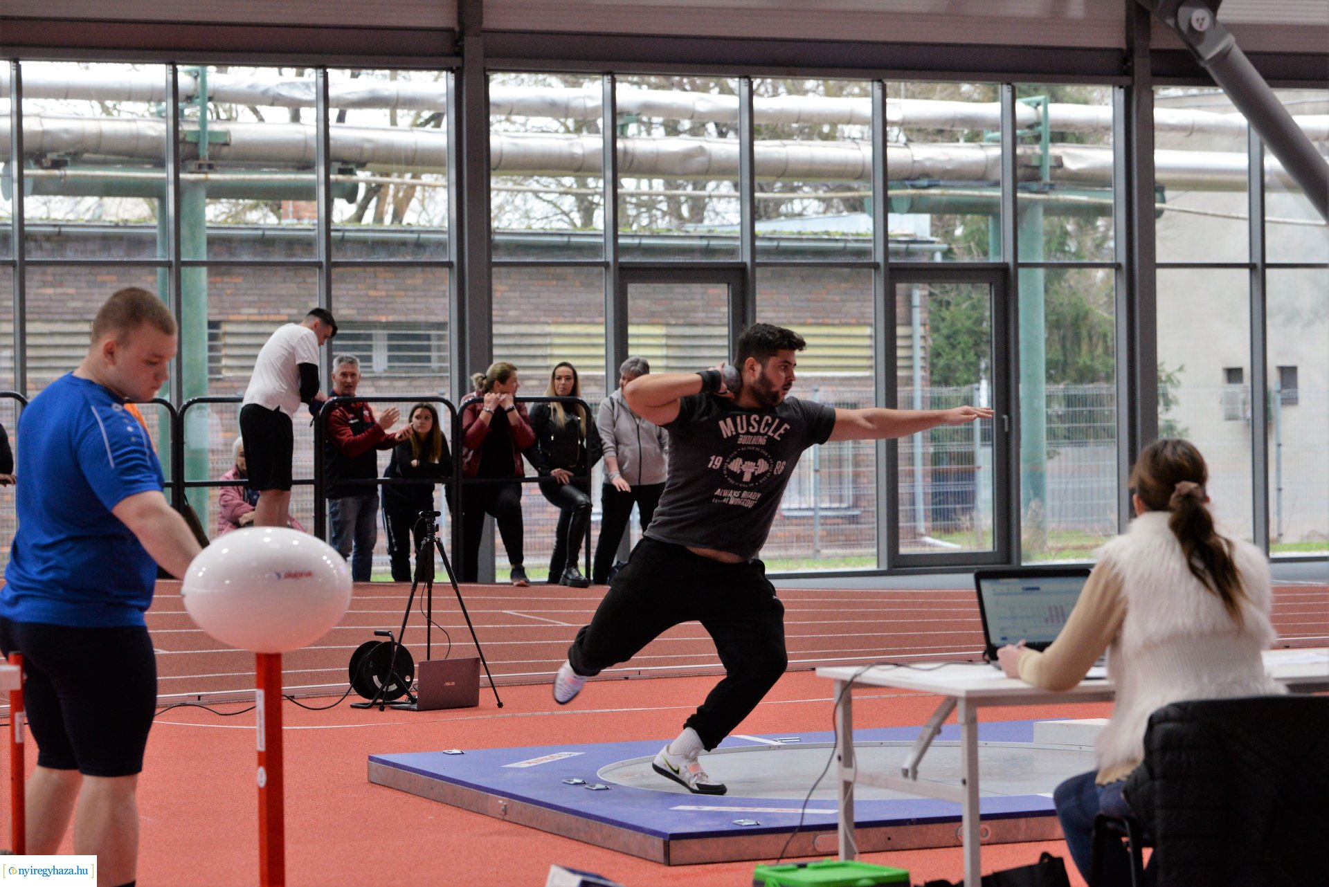 Fedettpályás atlétikai verseny 2023