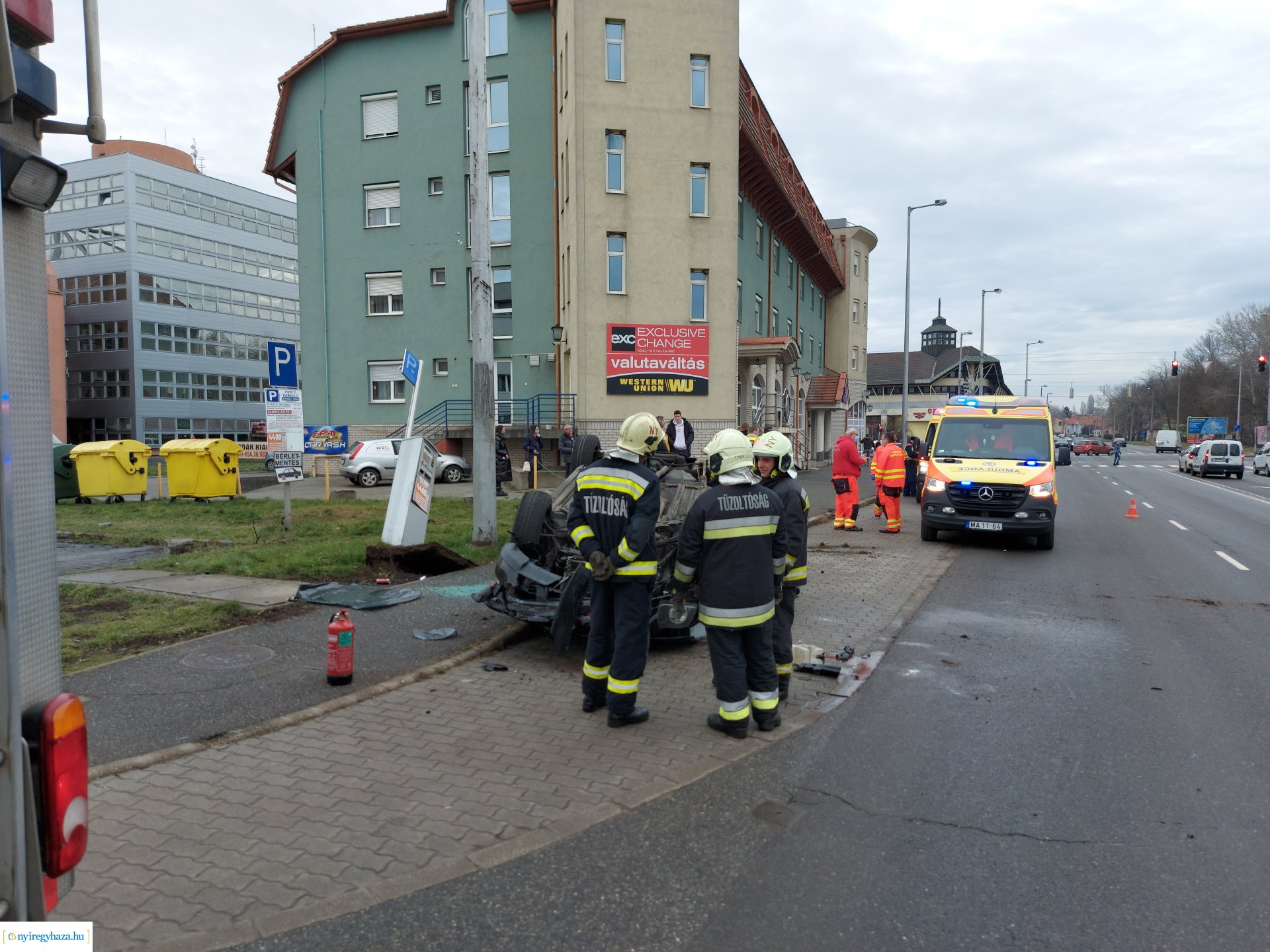 Feje tetejére állt egy autó