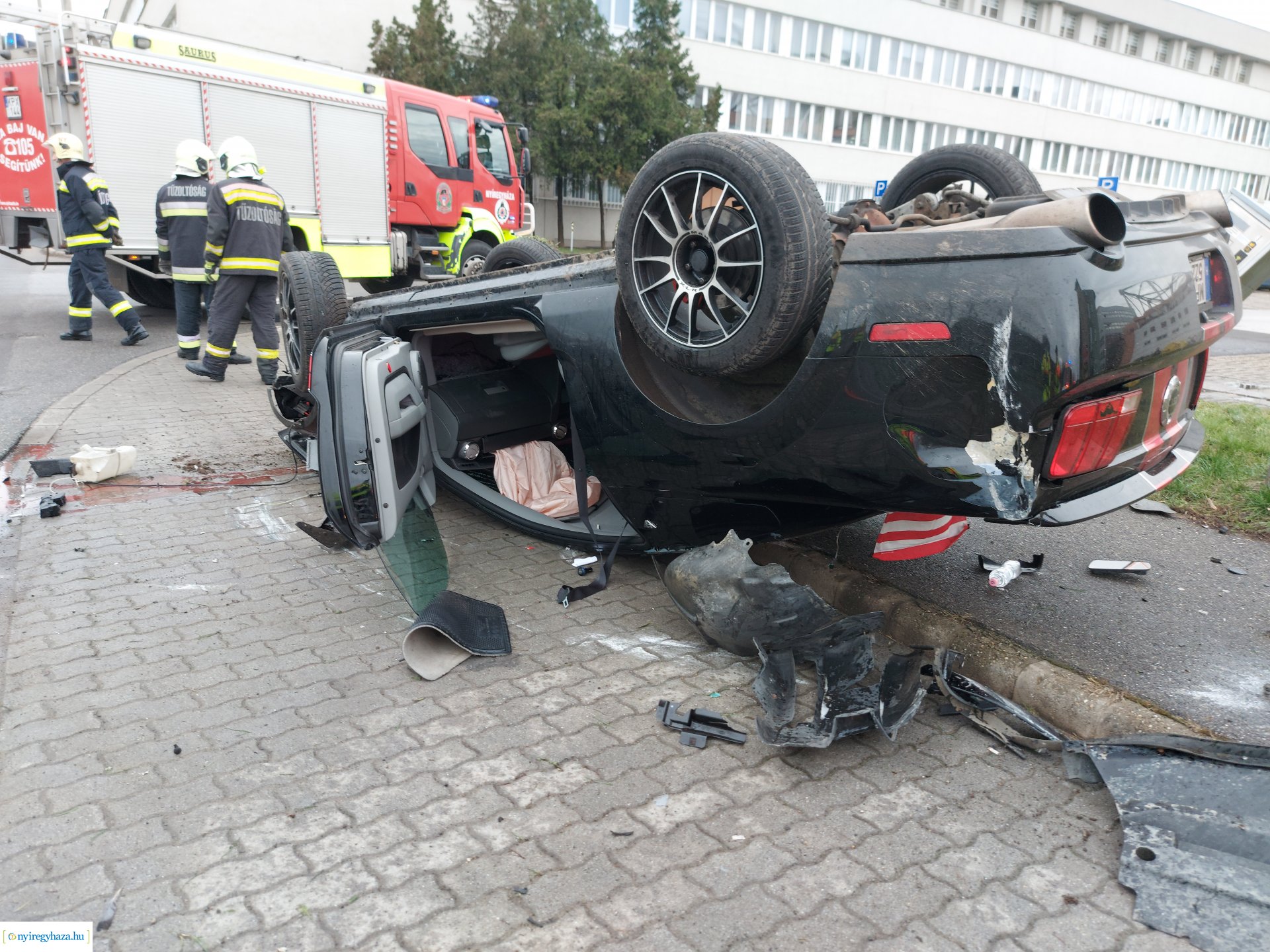 Feje tetejére állt egy autó