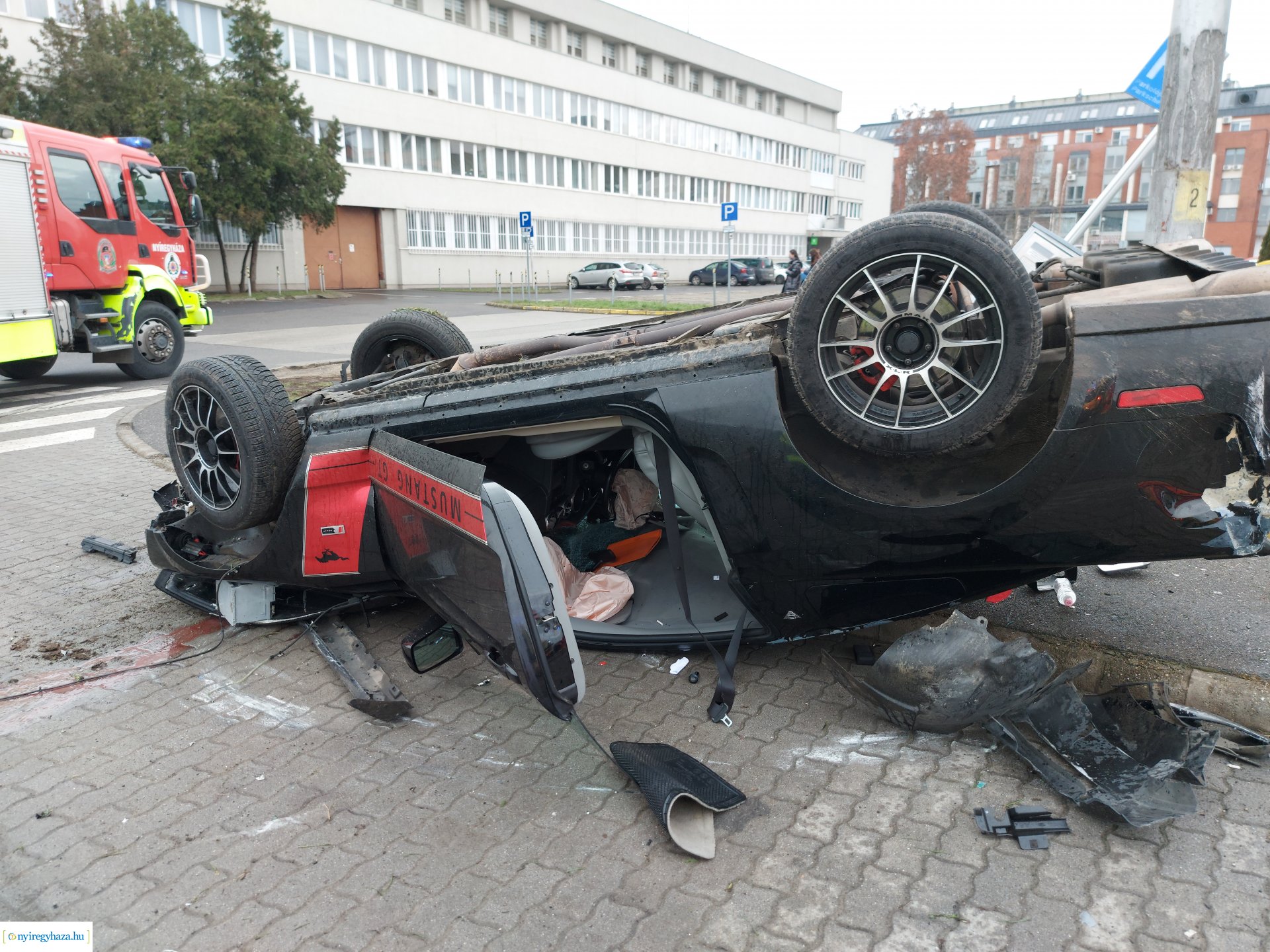 Feje tetejére állt egy autó