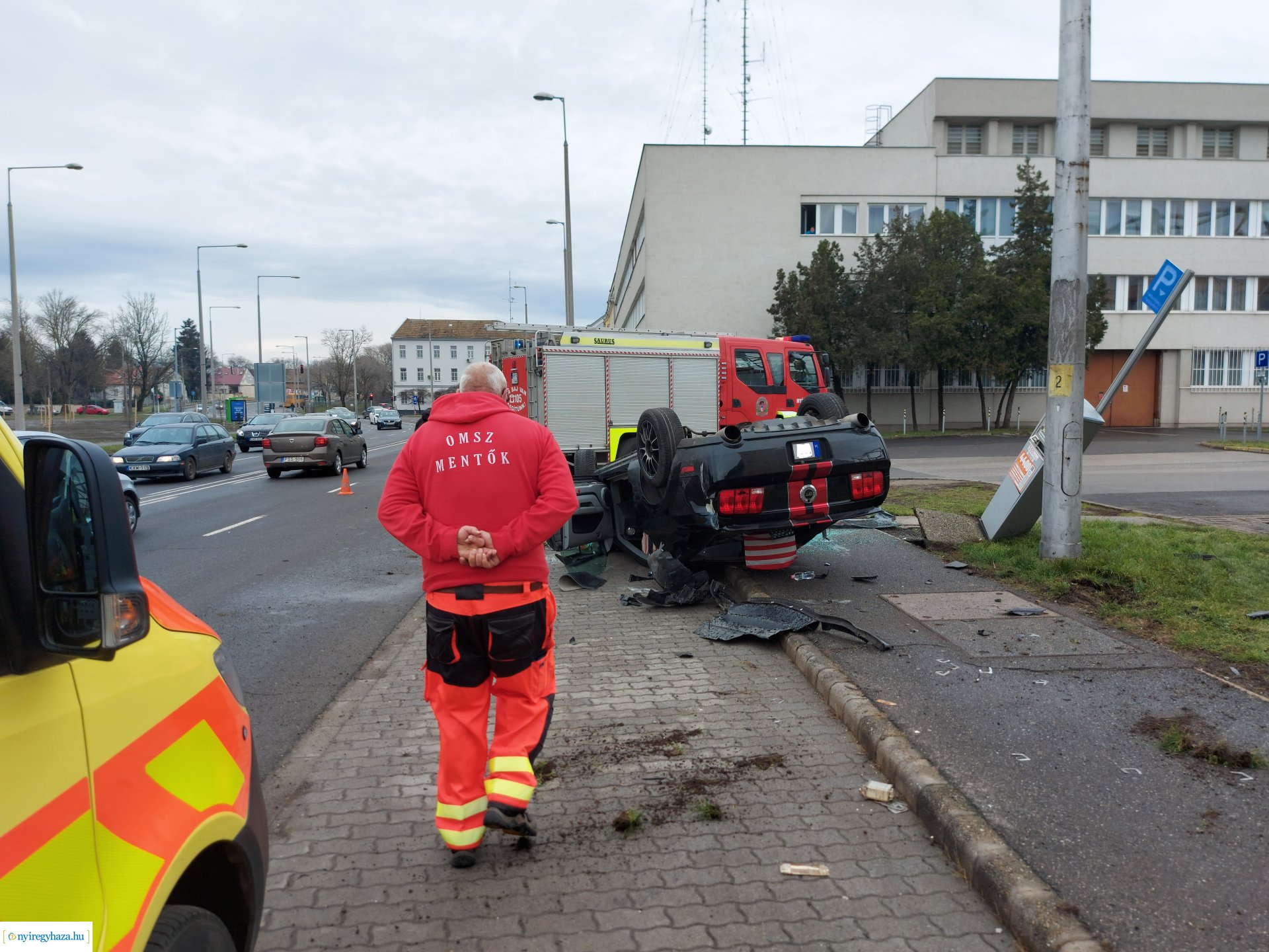 Feje tetejére állt egy autó