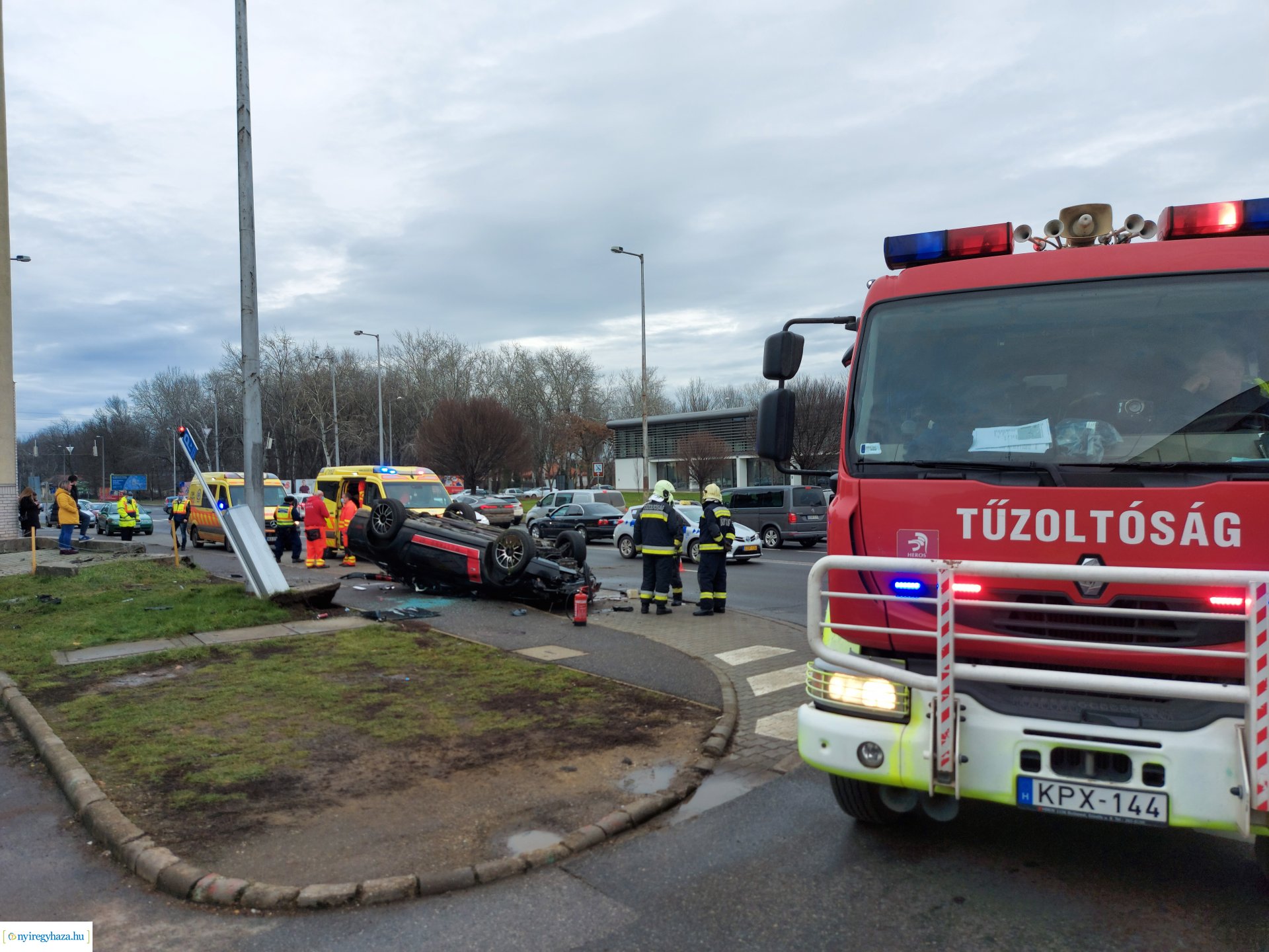 Feje tetejére állt egy autó