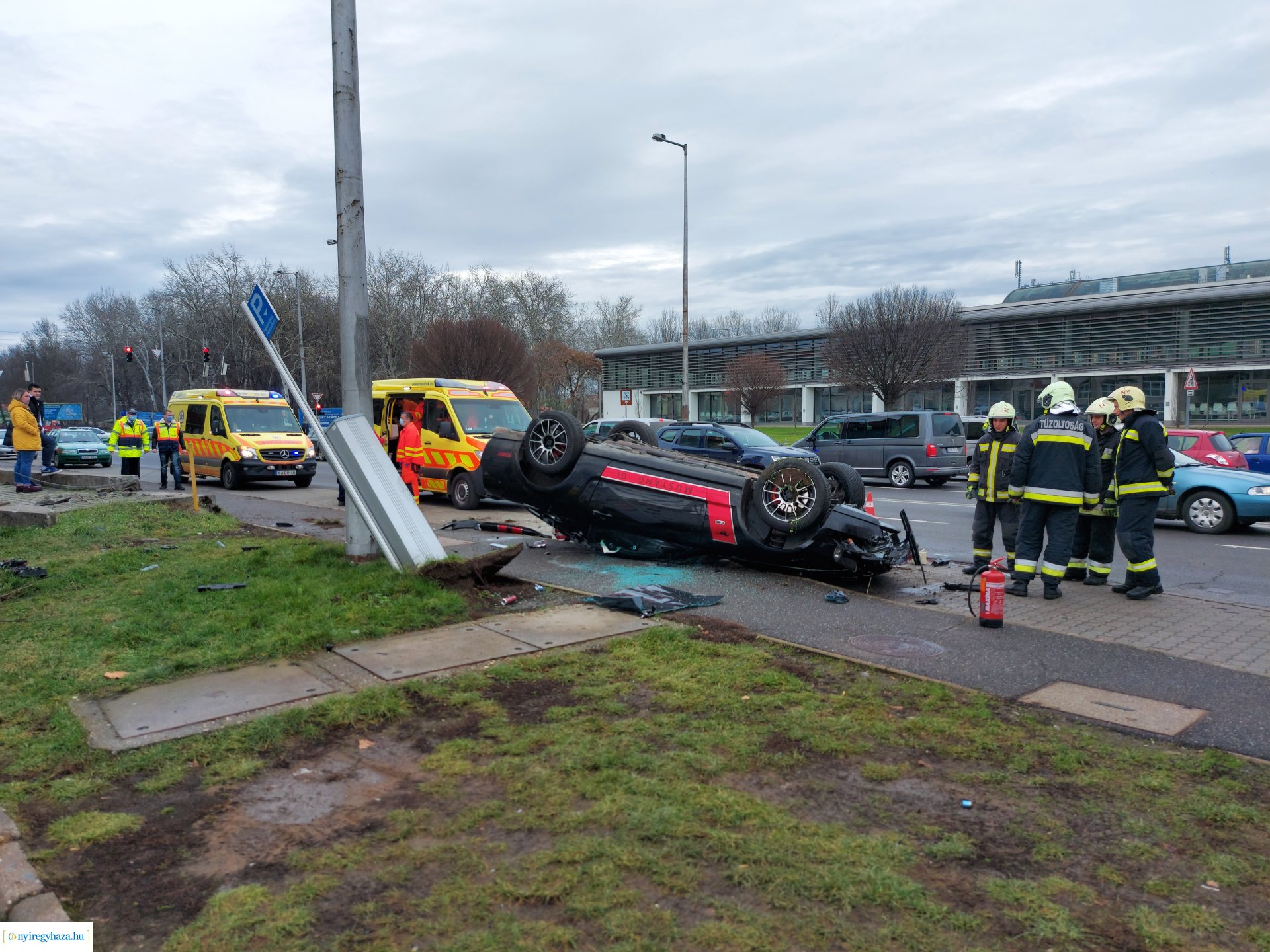 Feje tetejére állt egy autó