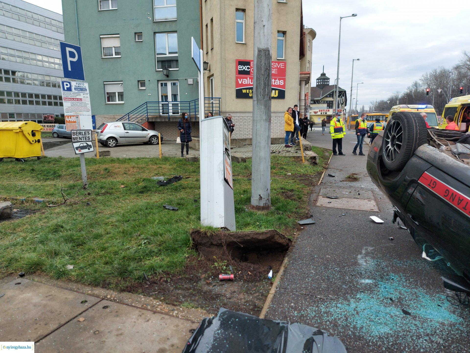 Feje tetejére állt egy autó