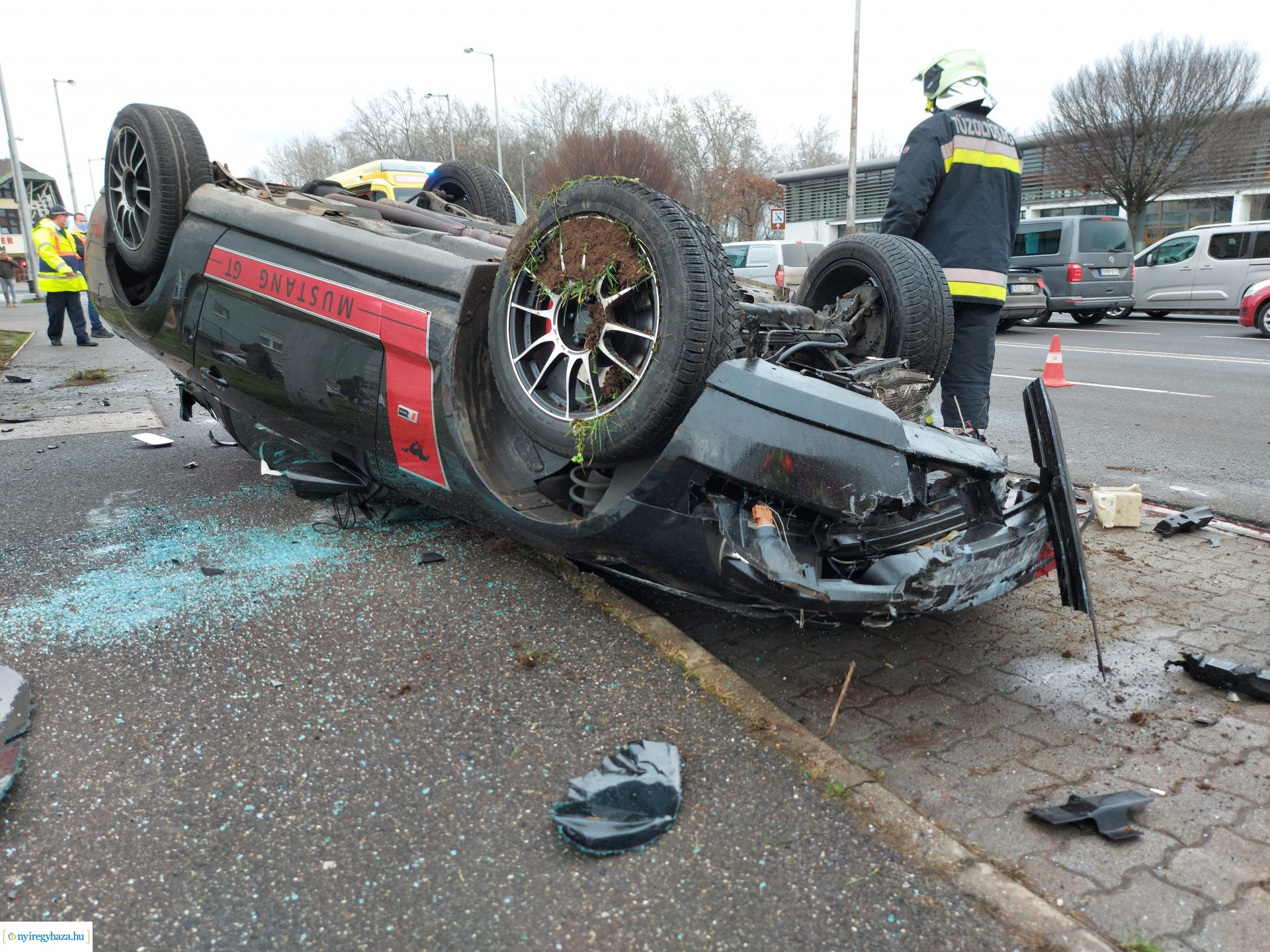 Feje tetejére állt egy autó