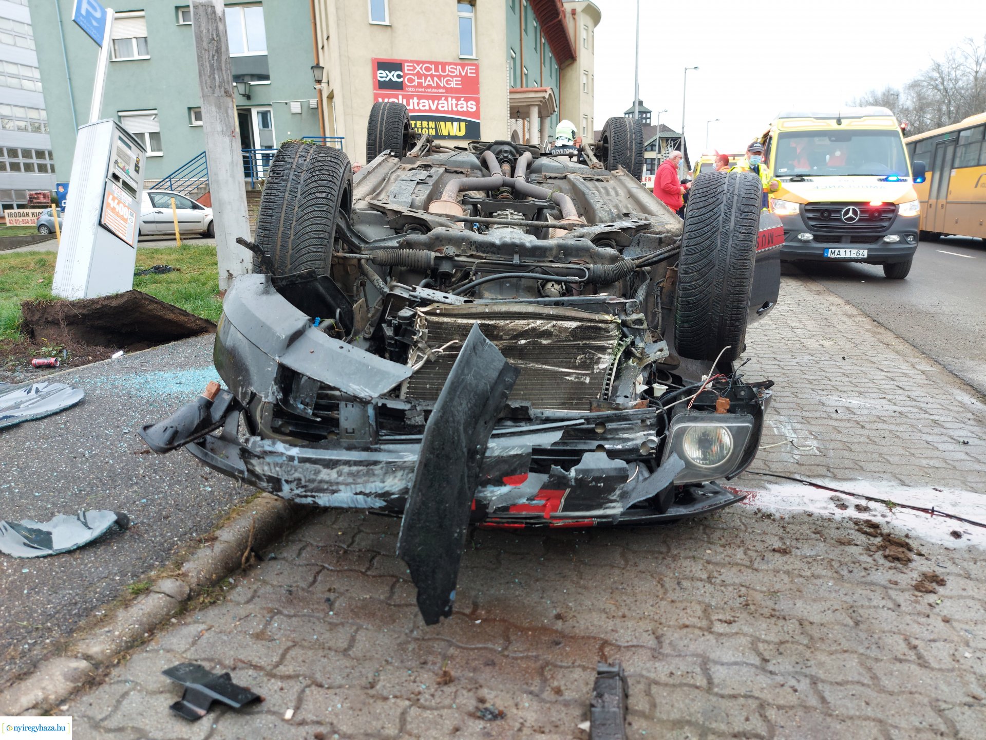 Feje tetejére állt egy autó