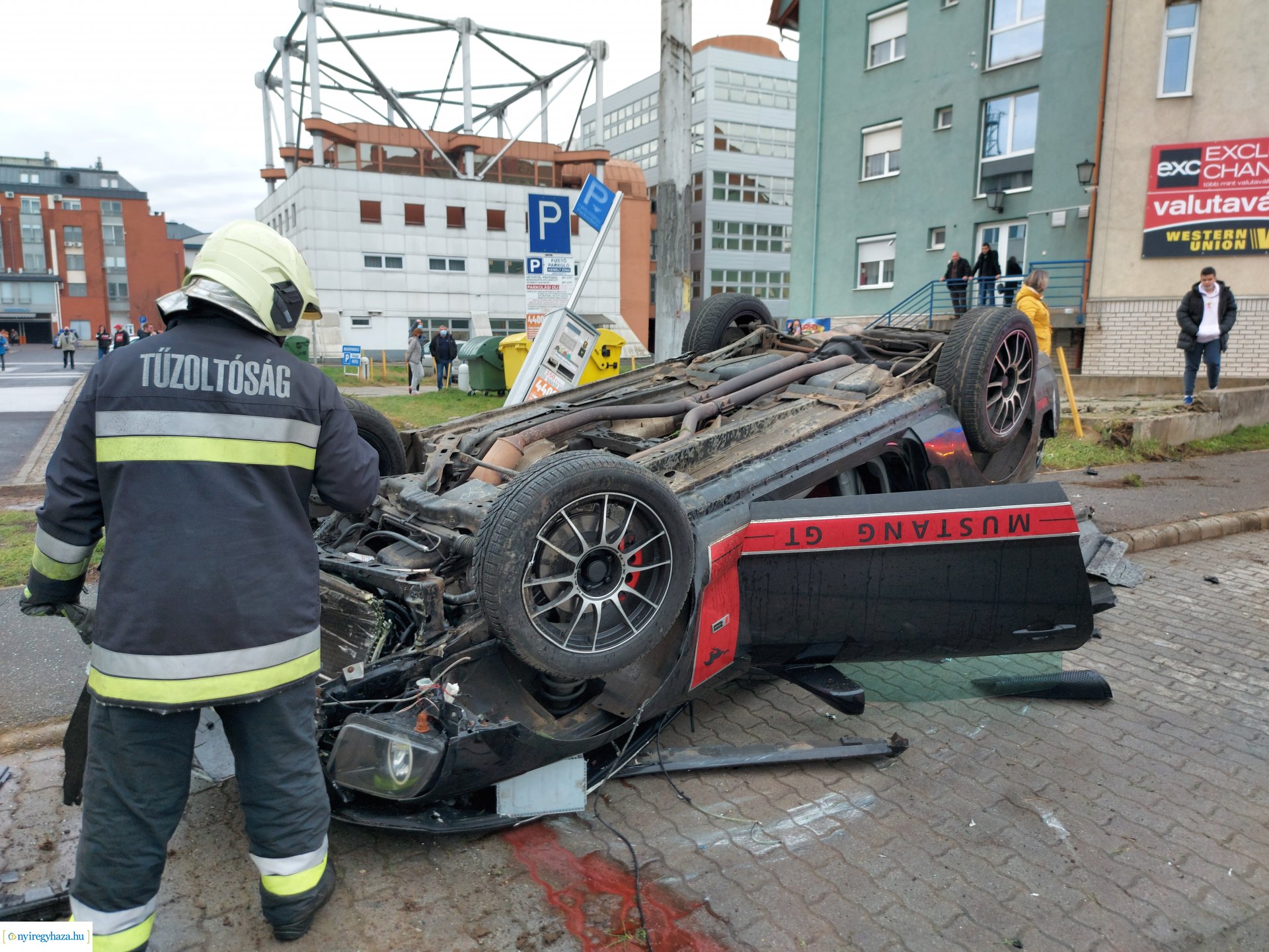 Feje tetejére állt egy autó