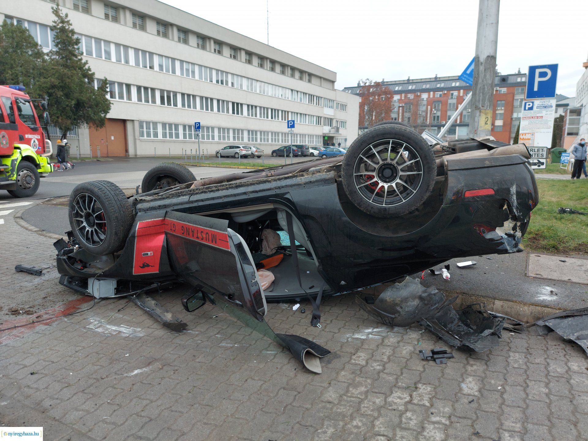 Feje tetejére állt egy autó