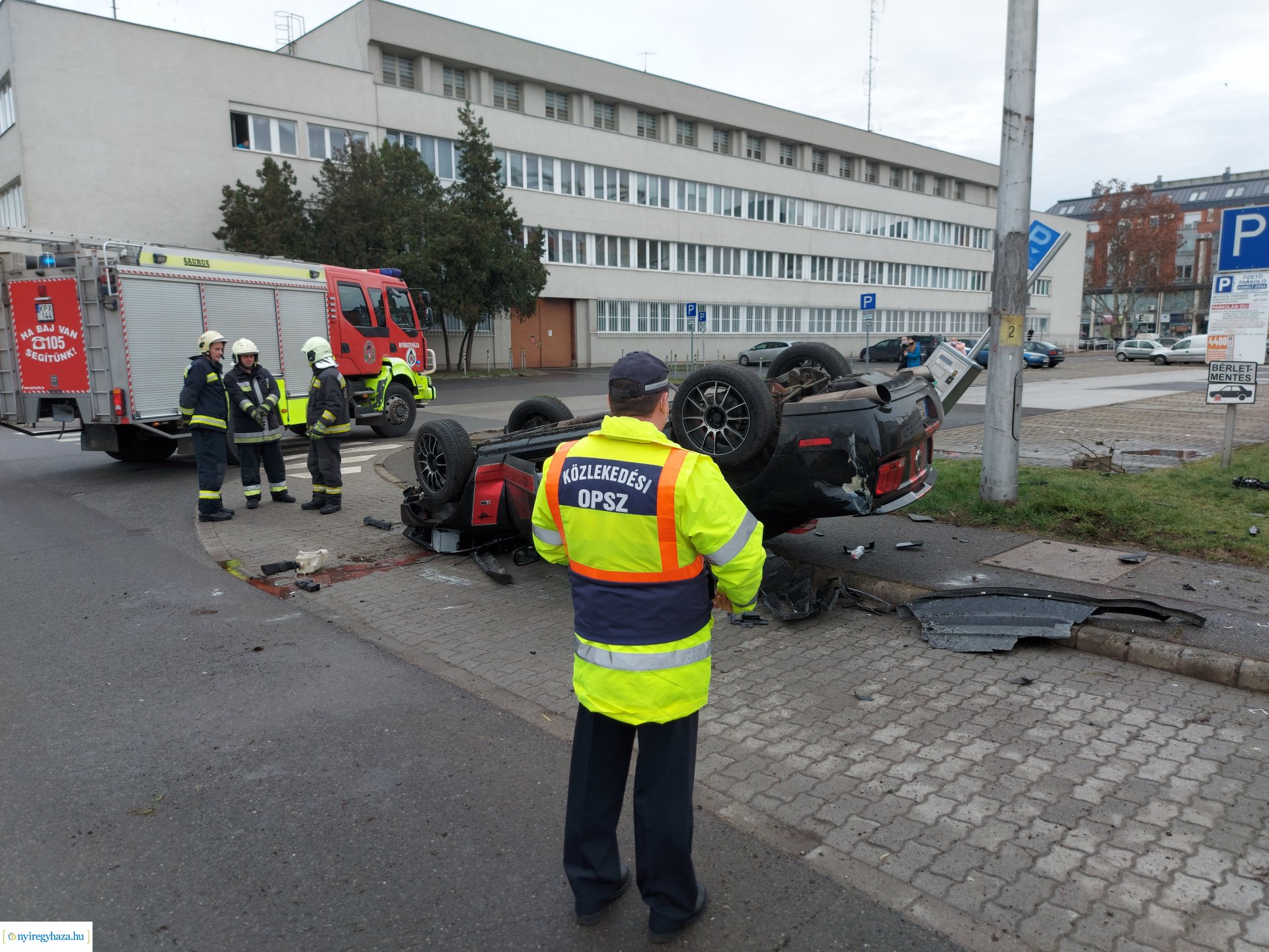 Feje tetejére állt egy autó