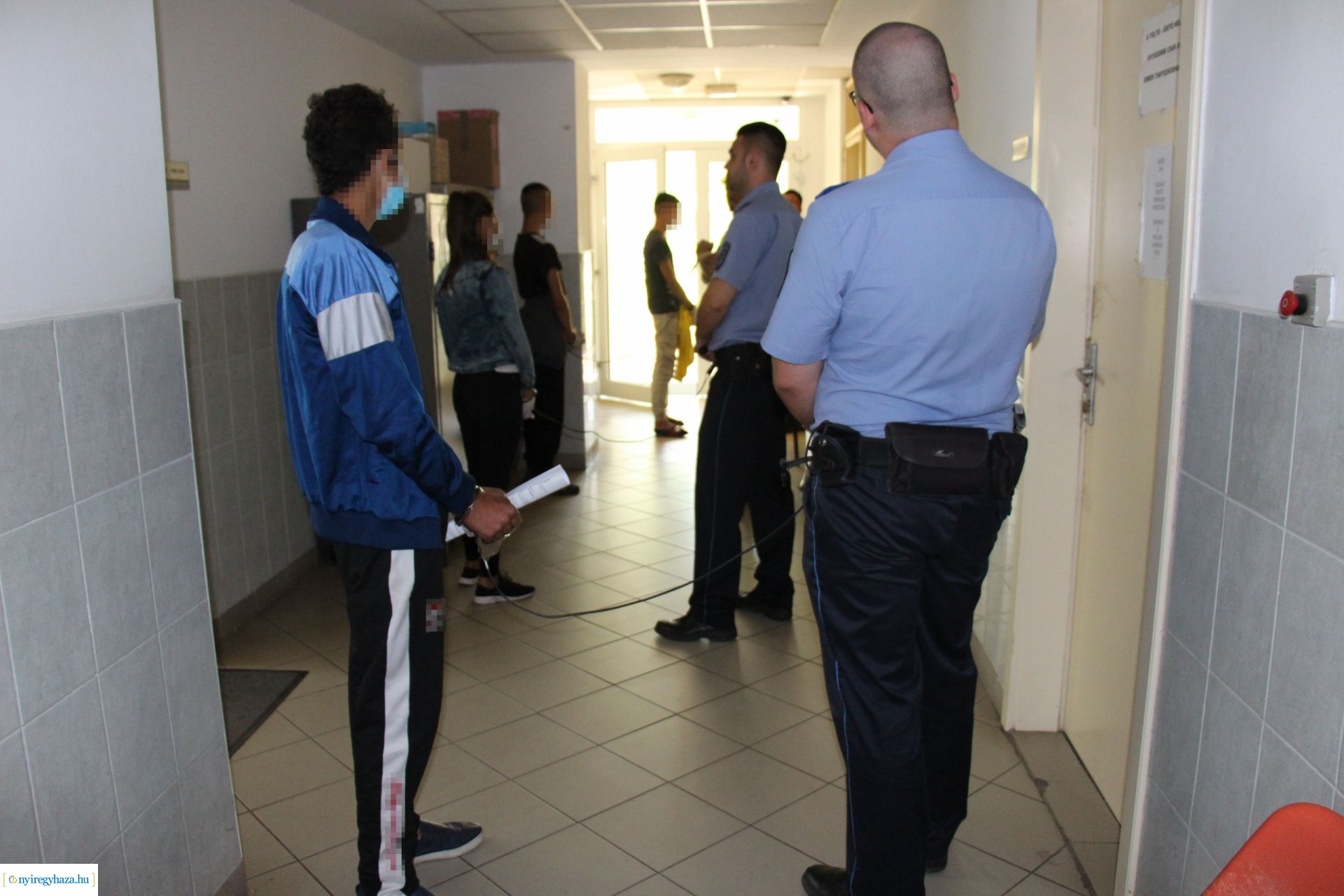 Felfegyverkezve, csoportosan raboltak Nyíregyházán