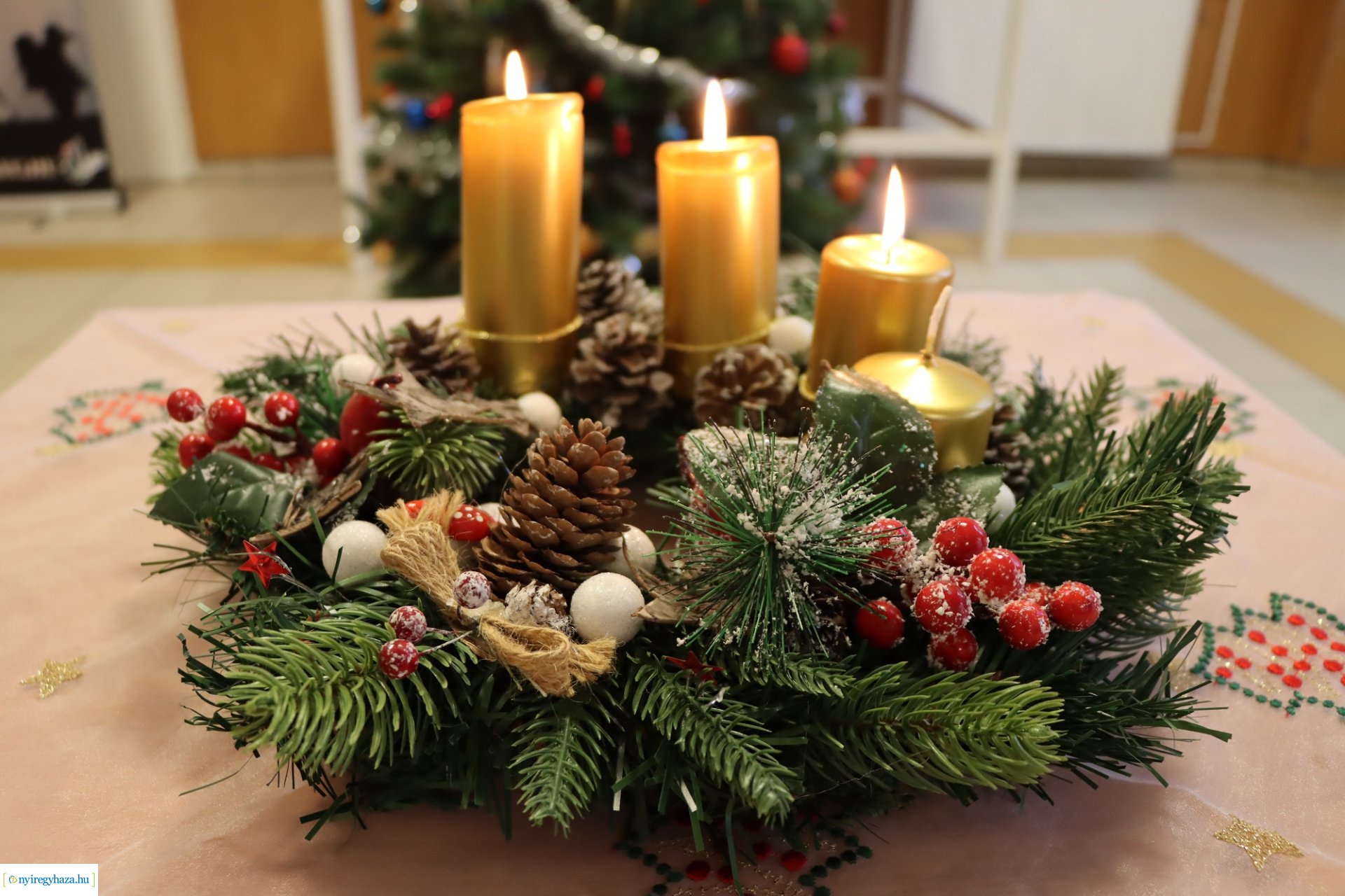 Fellobbant a harmadik gyertya lángja a Damjanich laktanyában