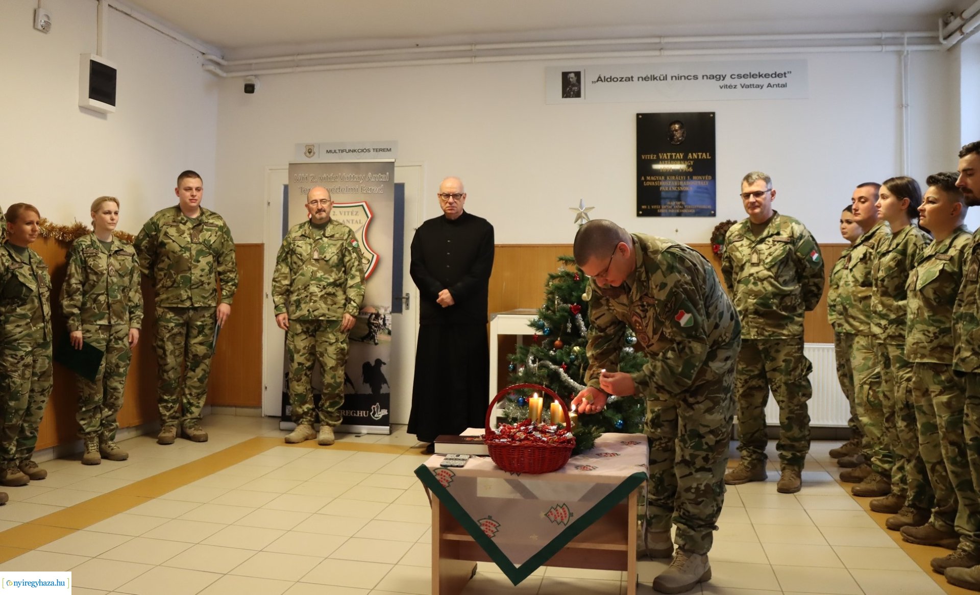 Fellobbant a harmadik gyertya lángja a Damjanich laktanyában