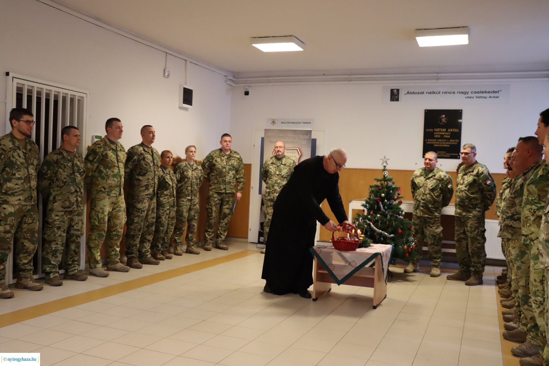 Fellobbant a harmadik gyertya lángja a Damjanich laktanyában