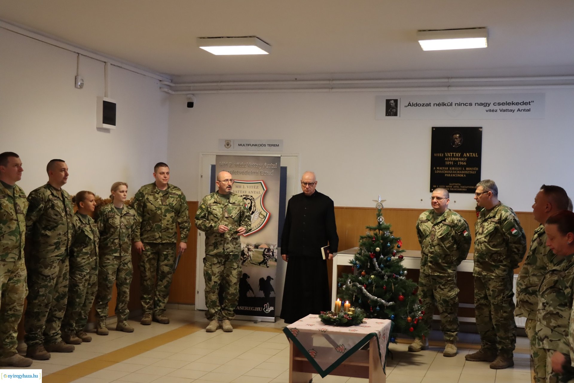 Fellobbant a harmadik gyertya lángja a Damjanich laktanyában